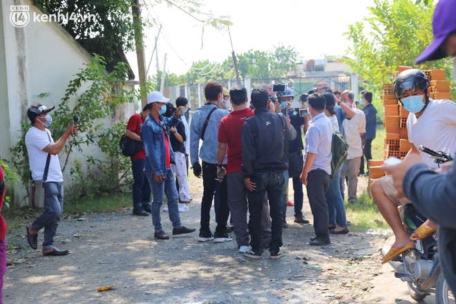 Ảnh: Đội quân YouTuber vây kín cổng Tịnh thất Bồng Lai để livestream chụp ảnh, tu sĩ mong lực lượng chức năng sớm can thiệp - Ảnh 2.