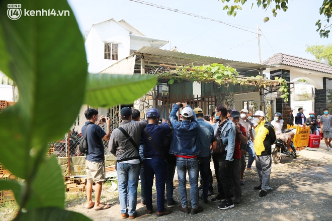Ảnh: Đội quân YouTuber vây kín cổng Tịnh thất Bồng Lai để livestream chụp ảnh, tu sĩ mong lực lượng chức năng sớm can thiệp - Ảnh 7.