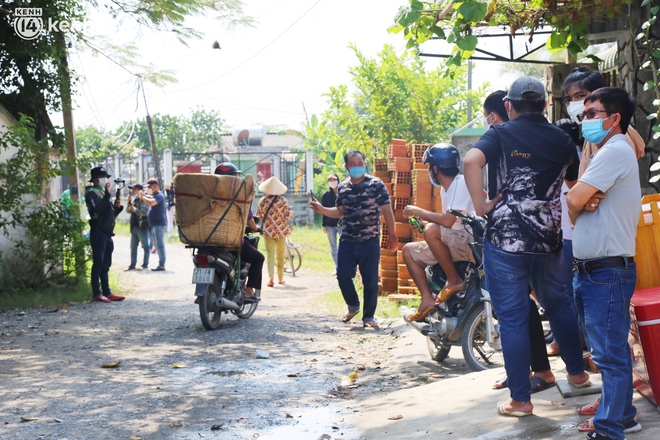 Ảnh: Đội quân YouTuber vây kín cổng Tịnh thất Bồng Lai để livestream chụp ảnh, tu sĩ mong lực lượng chức năng sớm can thiệp - Ảnh 7.