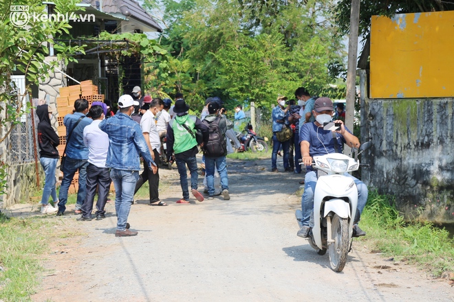 Ảnh: Đội quân YouTuber vây kín cổng Tịnh thất Bồng Lai để livestream chụp ảnh, tu sĩ mong lực lượng chức năng sớm can thiệp - Ảnh 10.