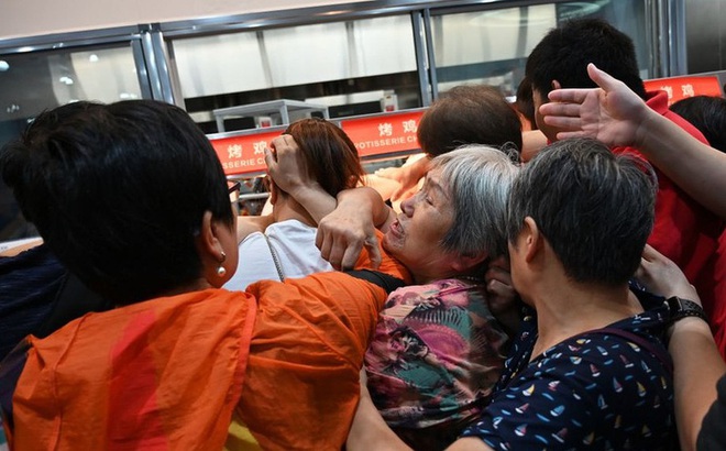 Siêu thị Trung Quốc tắc nghẽn vì dân hoảng loạn như ngày tận thế: Có người mua 300kg gạo - Ảnh 1.