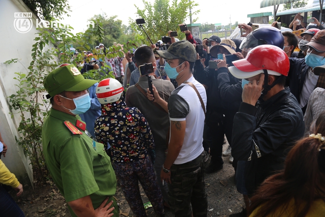 Ảnh: Hàng trăm YouTuber vây kín cổng Tịnh thất Bồng Lai, lực lượng công an đã có mặt giữ gìn trật tự - Ảnh 3.