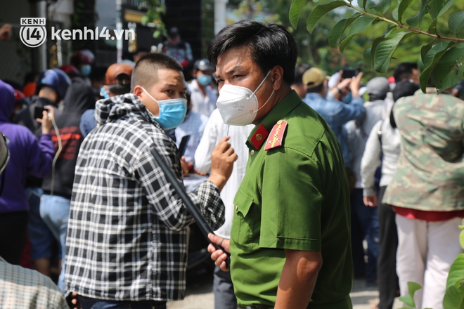 Ảnh: Hàng trăm YouTuber vây kín cổng Tịnh thất Bồng Lai, lực lượng công an đã có mặt giữ gìn trật tự - Ảnh 3.