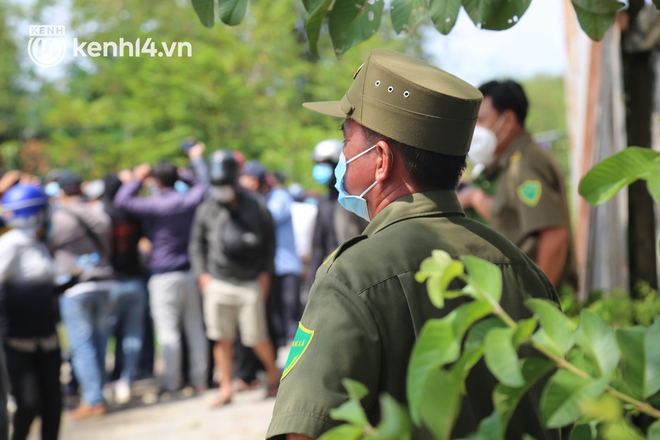 Ảnh: Hàng trăm YouTuber vây kín cổng Tịnh thất Bồng Lai, lực lượng công an đã có mặt giữ gìn trật tự - Ảnh 7.