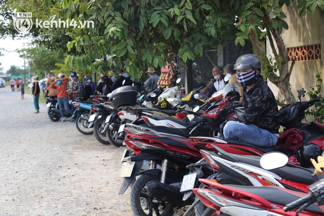 Ảnh: Hàng trăm YouTuber vây kín cổng Tịnh thất Bồng Lai, lực lượng công an đã có mặt giữ gìn trật tự - Ảnh 9.