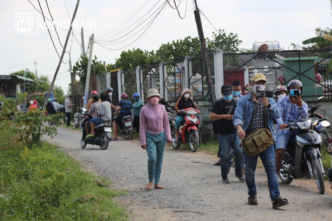Ảnh: Hàng trăm YouTuber vây kín cổng Tịnh thất Bồng Lai, lực lượng công an đã có mặt giữ gìn trật tự - Ảnh 10.