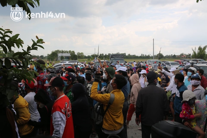 Ảnh: Hàng trăm YouTuber vây kín cổng Tịnh thất Bồng Lai, lực lượng công an đã có mặt giữ gìn trật tự - Ảnh 15.