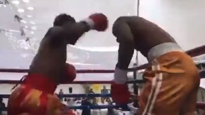 V&otilde; sĩ bị đ&aacute;nh đến mất mạng tr&ecirc;n v&otilde; đ&agrave;i, xem đoạn video fan thốt l&ecirc;n cay đắng: Trọng t&agrave;i đ&atilde; giết cậu ấy rồi - Ảnh 2.