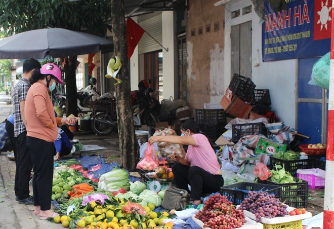 Người d&acirc;n đổ x&ocirc; đi mua lương thực dự trữ, Th&aacute;i Nguy&ecirc;n cam kết đủ nguồn cung - Ảnh 1.
