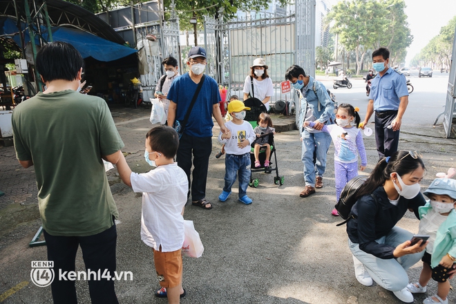 Ngày đầu Thảo Cầm Viên Sài Gòn mở cửa sau 6 tháng tạm dừng vì dịch, người dân háo hức mua vé ghé thăm bầy thú - Ảnh 2.