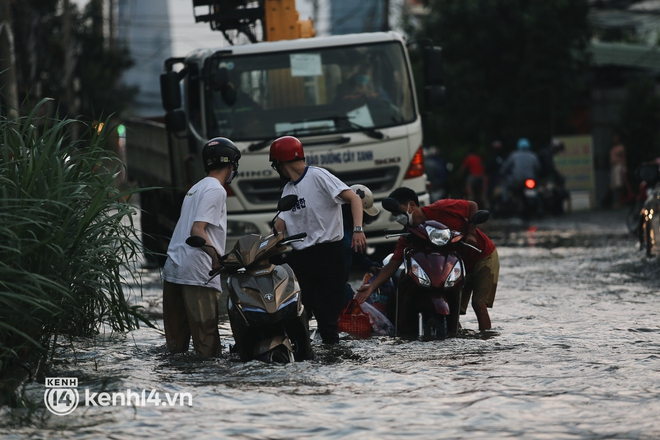 Người Sài Gòn ngã nhào, ô tô chết máy trên đường ngập trong ngày triều cường đạt đỉnh - Ảnh 9.