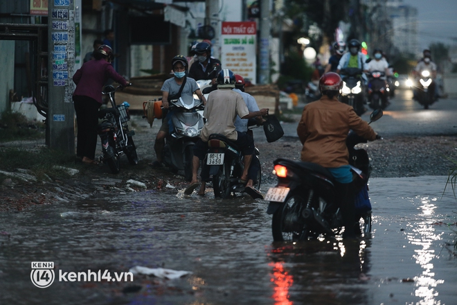 Người Sài Gòn ngã nhào, ô tô chết máy trên đường ngập trong ngày triều cường đạt đỉnh - Ảnh 2.