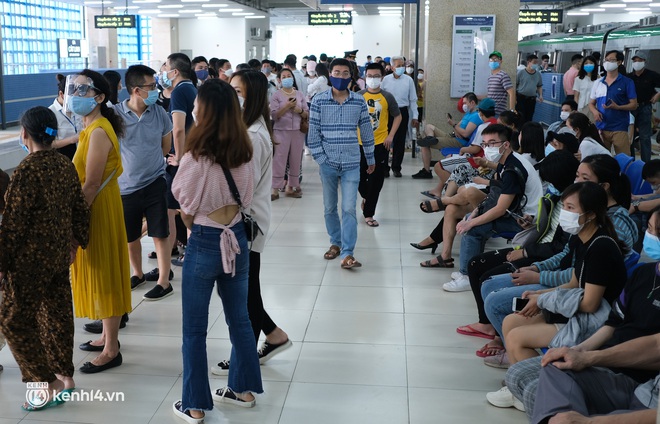 Ảnh, clip: Hành khách xếp hàng đông nghịt, chờ đợi cả tiếng để trải nghiệm chuyến tàu Cát Linh - Hà Đông - Ảnh 8.