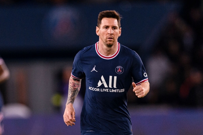 Mặc kệ đau đầu gối, Messi say đắm khóa môi vợ giữa trời thu Paris thơ mộng - Ảnh 2.