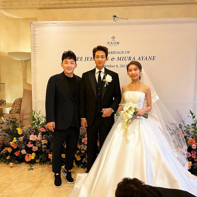 Tài tử Lee Ji Hoon cưới vợ kém 14 tuổi, IU đến hát mừng