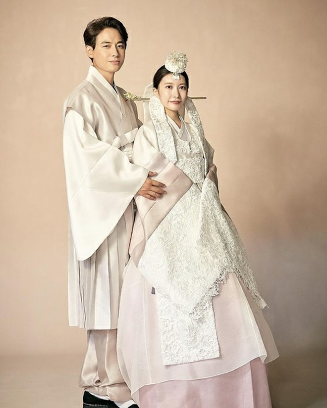 Đám cưới hoành tráng của Lee Ji Hoon và vợ kém 14 tuổi: Cô dâu xinh xắn khoe vòng 1 khủng, IU lộ diện với vai trò đặc biệt - Ảnh 15.