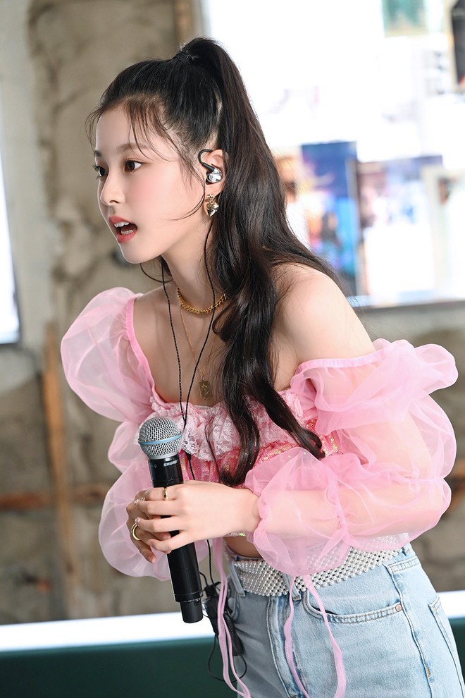 Tân binh 16 tuổi chưa debut nhưng đã nhăm nhe soán ngôi nữ thần vai đẹp của Jennie lẫn Mina (TWICE)? - Ảnh 1.