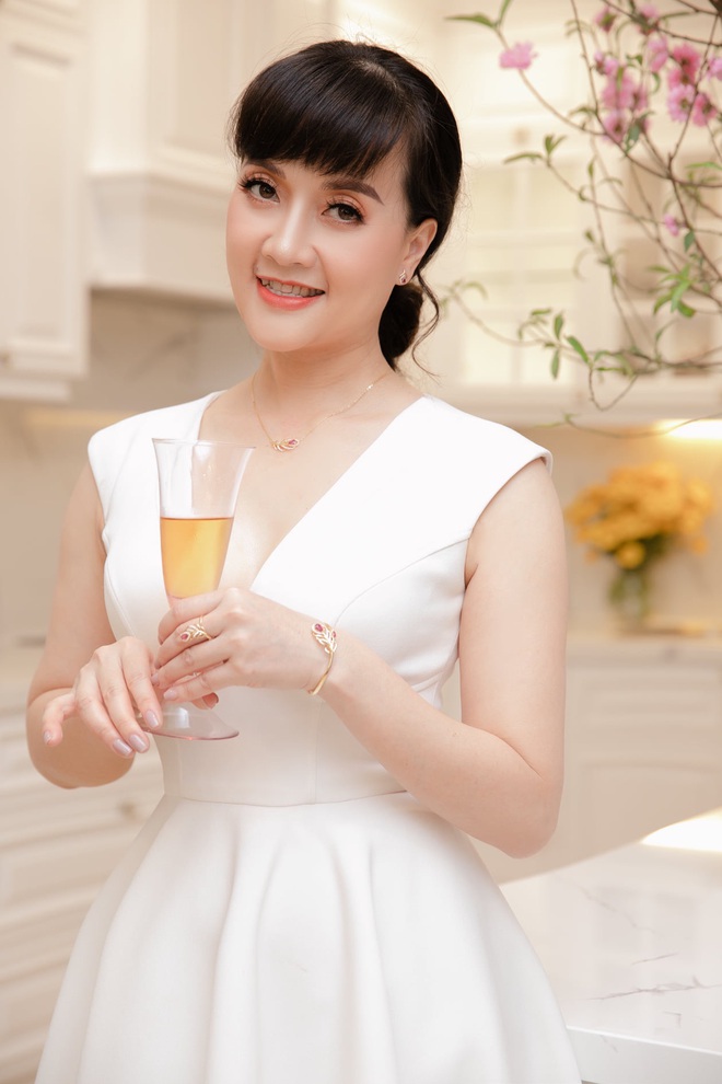 Cho&aacute;ng với biệt thự bề thế như to&agrave; l&acirc;u đ&agrave;i, c&oacute; hồ bơi ri&ecirc;ng, gi&aacute; h&agrave;ng chục tỷ của T&aacute;o y tế V&acirc;n Dung - Ảnh 10.