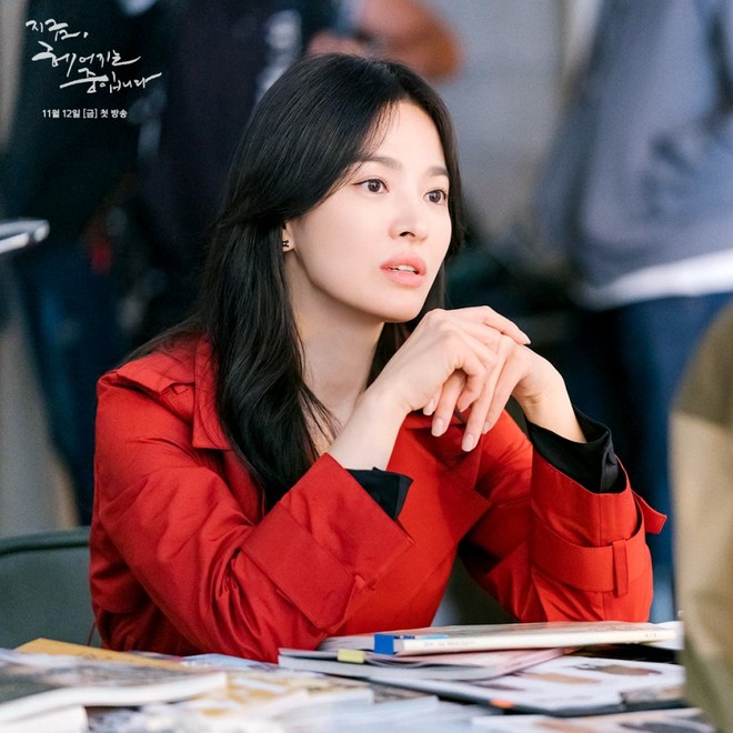 Ph&aacute;t sốt với thời trang của Song Hye Kyo ở phim mới: Vừa đẹp vừa sang lại gi&uacute;p chị trẻ ra cả chục tuổi - Ảnh 1.