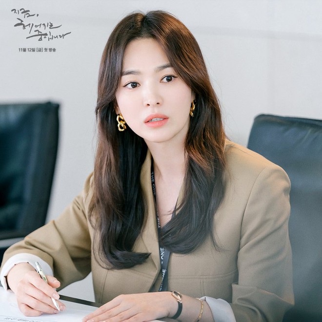 Phát sốt với thời trang của Song Hye Kyo ở phim mới: Vừa đẹp vừa sang lại giúp chị trẻ ra cả chục tuổi - Ảnh 2.