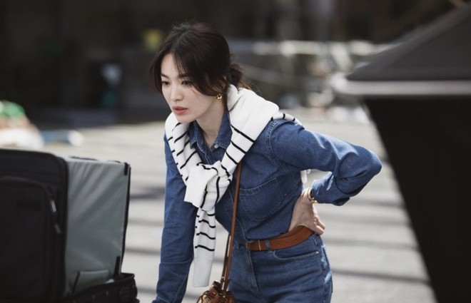 Ph&aacute;t sốt với thời trang của Song Hye Kyo ở phim mới: Vừa đẹp vừa sang lại gi&uacute;p chị trẻ ra cả chục tuổi - Ảnh 6.