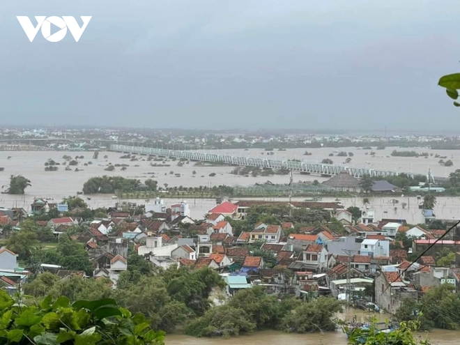 Mưa lớn gây ngập lụt nặng, Phú Yên sơ tán hơn 11.000 người dân - Ảnh 1.