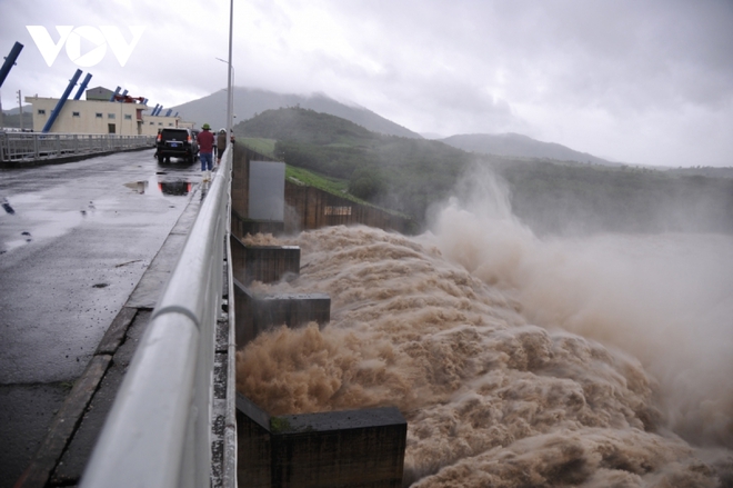 Mưa lớn gây ngập lụt nặng, Phú Yên sơ tán hơn 11.000 người dân - Ảnh 2.