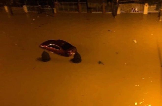 Hàng trăm hộ dân Khánh Hòa bị ngập nhà vì nước lũ dâng cao trong đêm - Ảnh 2.