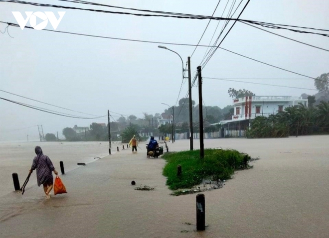 Mưa lớn gây ngập lụt nặng, Phú Yên sơ tán hơn 11.000 người dân - Ảnh 6.