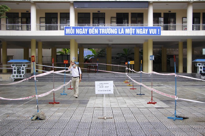 Nữ giáo viên ở Đà Nẵng nhiễm Covid-19, hàng trăm học sinh dừng học trực tiếp - Ảnh 1.