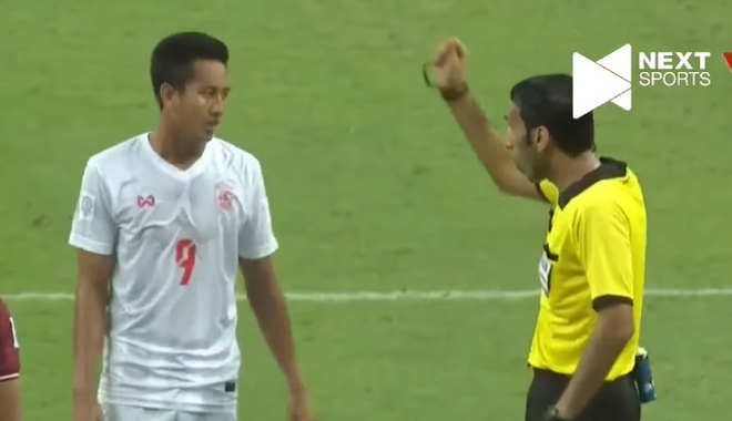 Cầu thủ Myanmar thoát thẻ sau khi đánh thẳng vào mặt hậu vệ tuyển Thái Lan - Ảnh 2.