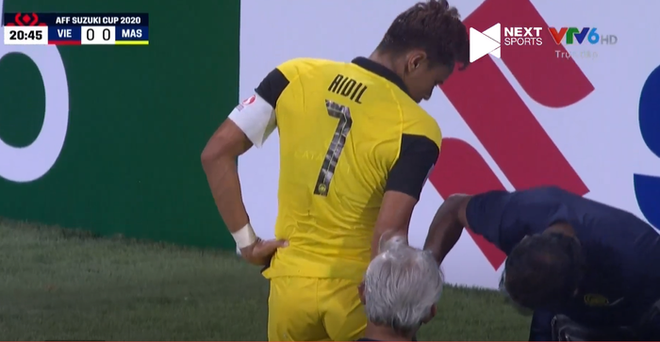 Kéo áo Công Phượng trong vòng cấm, đội trưởng Malaysia phải rời sân vì chấn thương - Ảnh 1.
