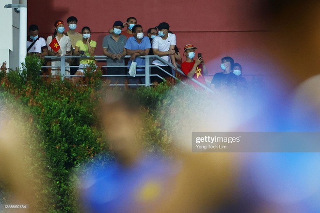 Không được vào sân, CĐV có cách không ngờ để xem trận Việt Nam vs Malaysia - Ảnh 2.