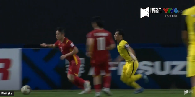 HLV Park Hang-seo nổi giận khi cầu thủ Malaysia đốn ngã học trò cưng - Ảnh 1.