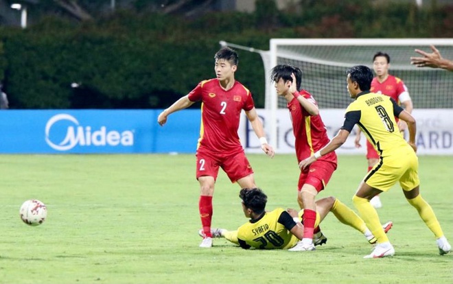Kéo áo Công Phượng trong vòng cấm, đội trưởng Malaysia phải rời sân vì chấn thương - Ảnh 6.