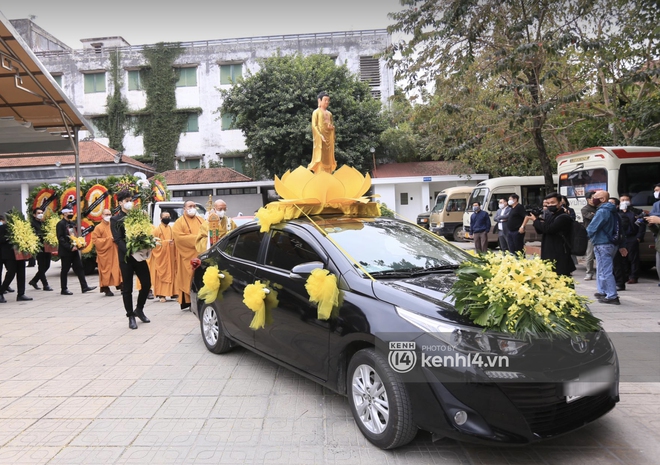 Tang lễ nhạc sĩ Phú Quang: Dàn sao Vbiz nghẹn ngào đến viếng, con trai ôm chặt di ảnh bố đưa về nơi an nghỉ - Ảnh 8.