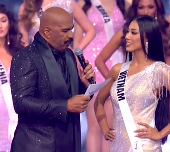 Miss Universe sơ sẩy để sai tên Kim Duyên trên màn hình trong suốt đêm chung kết - Ảnh 4.