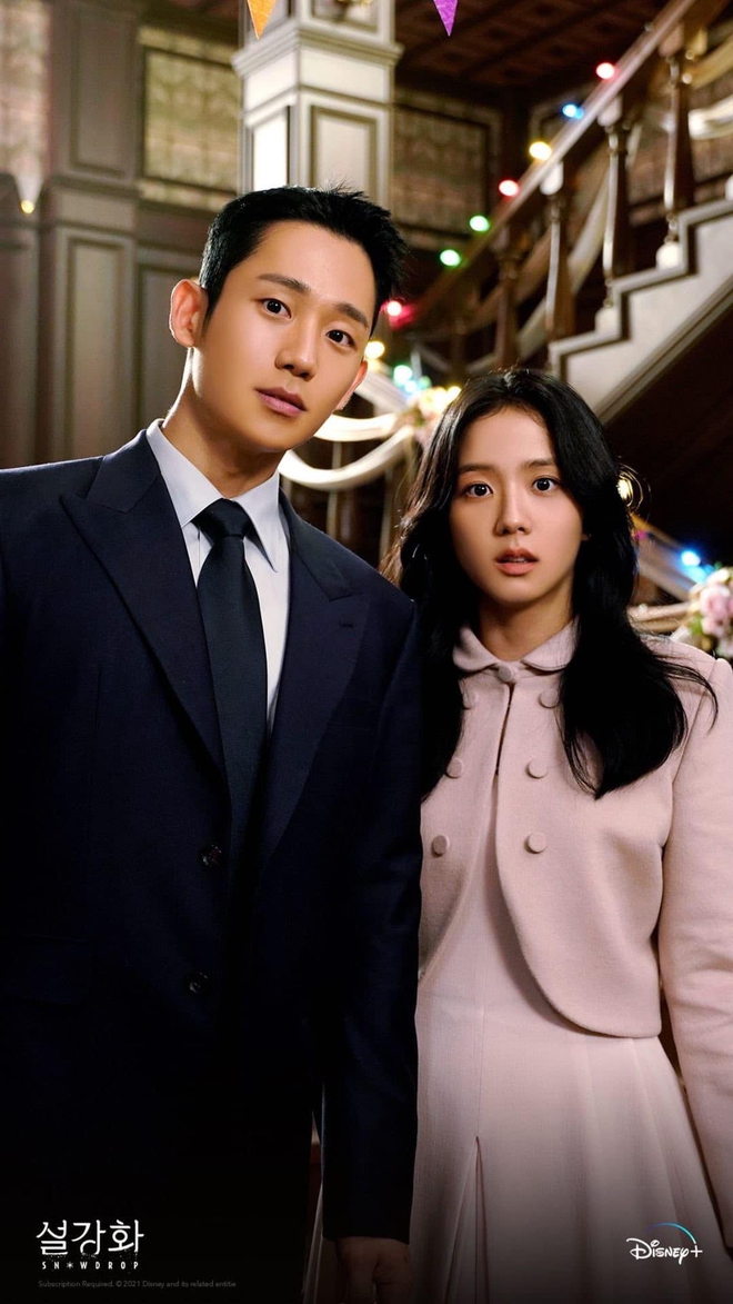 Snowdrop - cặp đôi: Gọi với tình yêu của tất cả những ai yêu mến tiểu thuyết Hàn Quốc, bức ảnh này chắc chắn sẽ khiến bạn lấy lại niềm tin vào tình yêu với cặp đôi chính của Snowdrop.