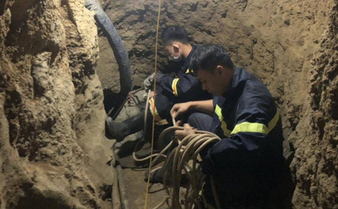 Lực lượng giải cứu trườn, b&ograve; t&igrave;m 2 người kẹt 6 ng&agrave;y trong hang d&agrave;i 400m ở Bắc Kạn - Ảnh 1.