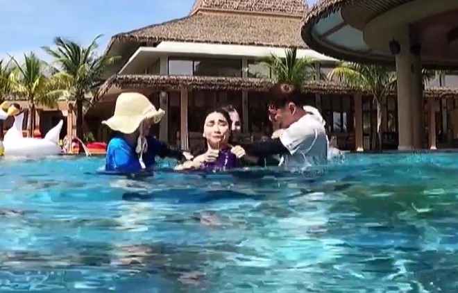 Bể muối Hòa Minzy ở Running Man: Diễn giả trân bị bắt thóp, uống no nước vì không biết bơi - Ảnh 13.