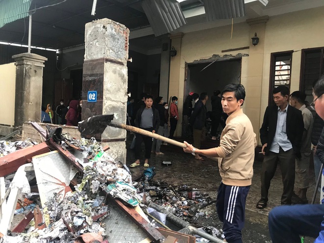 Vụ nổ bay bàn thờ Nghệ An: Chủ nhà nát 2 bàn tay, bỏng 80%, đe dọa tử vong - Ảnh 3.