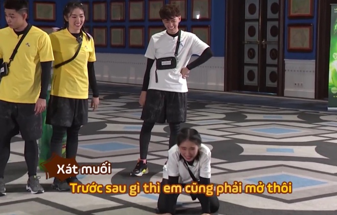 Bể muối Hòa Minzy ở Running Man: Diễn giả trân bị bắt thóp, uống no nước vì không biết bơi - Ảnh 9.