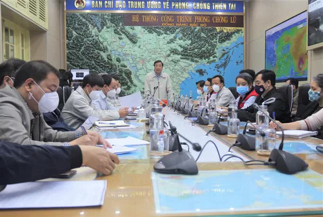 Khẩn cấp ứng ph&oacute; b&atilde;o Rai giật cấp 16 đang v&agrave;o Biển Đ&ocirc;ng - Ảnh 1.