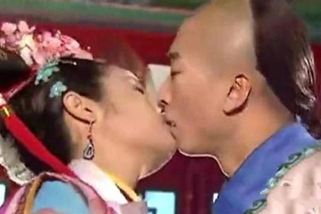 So k&egrave; cảnh h&ocirc;n của L&acirc;m T&acirc;m Như với Hoắc Kiến Hoa v&agrave; Ch&acirc;u Kiệt: Chỉ kh&aacute;c 1 h&agrave;nh động m&agrave; thấy r&otilde; ai l&agrave; CHỒNG, ai l&agrave; TH&Ugrave;! - Ảnh 8.