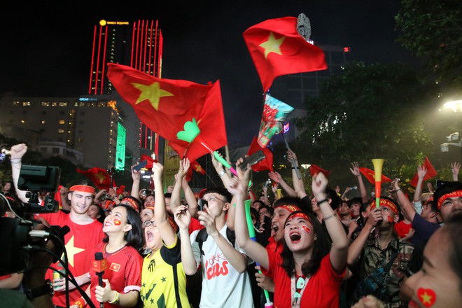 &ldquo;Cầu thủ Việt Nam lu&ocirc;n được biển người ch&agrave;o đ&oacute;n, đến bao giờ Indonesia mới được như vậy?&rdquo; - Ảnh 2.