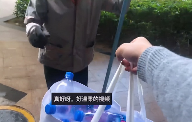 C&ocirc; g&aacute;i gom chai nhựa bỏ v&agrave;o t&uacute;i cho b&aacute;c lao c&ocirc;ng, c&aacute;ch ứng xử sau đ&oacute; được d&acirc;n mạng cảm th&aacute;n: Qu&aacute; th&ocirc;ng minh! - Ảnh 1.