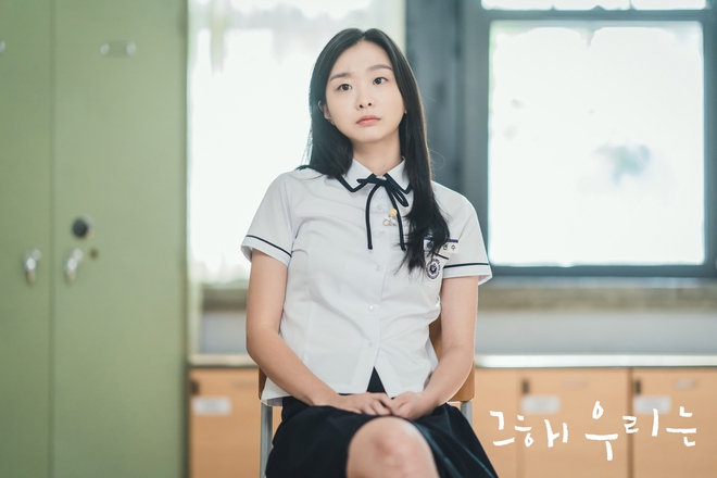 Mê mẩn thời trang học đường của 4 nữ sinh hot nhất phim Hàn 2021: Kim Da Mi đơn giản, Han So Hee lấm lem vẫn đẹp xỉu - Ảnh 2.
