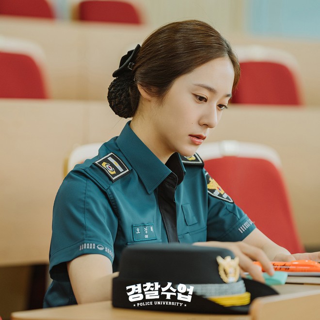 Mê mẩn thời trang học đường của 4 nữ sinh hot nhất phim Hàn 2021: Kim Da Mi đơn giản, Han So Hee lấm lem vẫn đẹp xỉu - Ảnh 17.