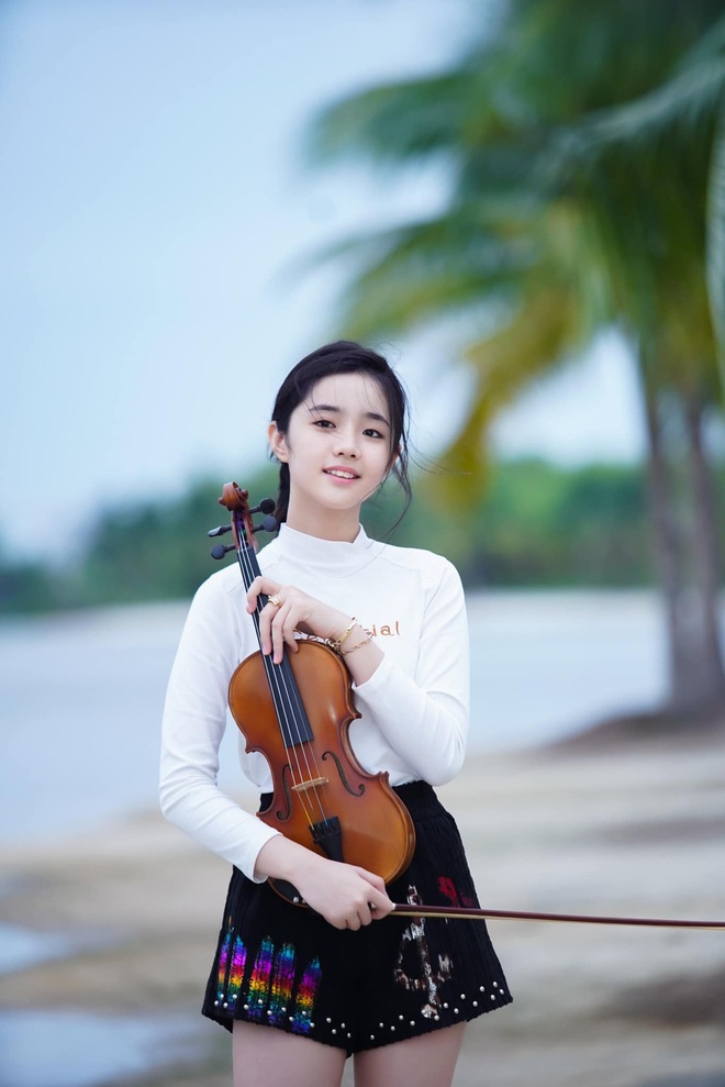 Sợ con bị c&acirc;m, mẹ cuống cuồng l&agrave;m một việc, b&eacute; lớn l&ecirc;n h&aacute;t hay, n&oacute;i 3 ngoại ngữ - Ảnh 1.