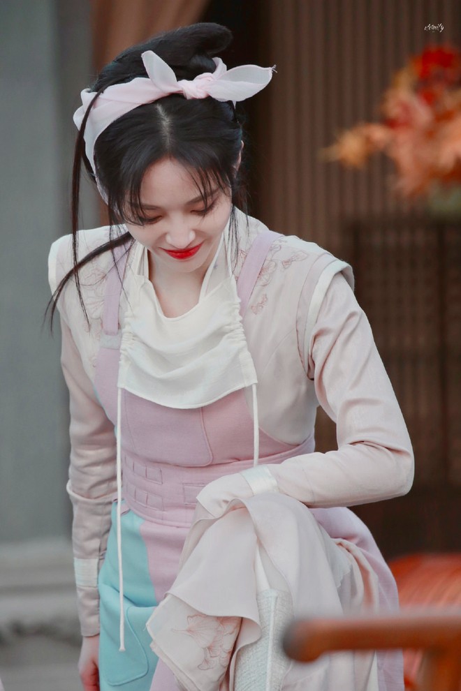 Giật m&igrave;nh với nhan sắc đ&aacute;ng sợ của chị g&aacute;i C&uacute;c Tịnh Y, make up lố đến cứng đơ gấp trăm lần c&ocirc; em ở phim mới - Ảnh 3.